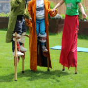 Stelzengehen beim Kinderzirkus
